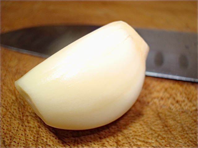 Peeled elephant garlic