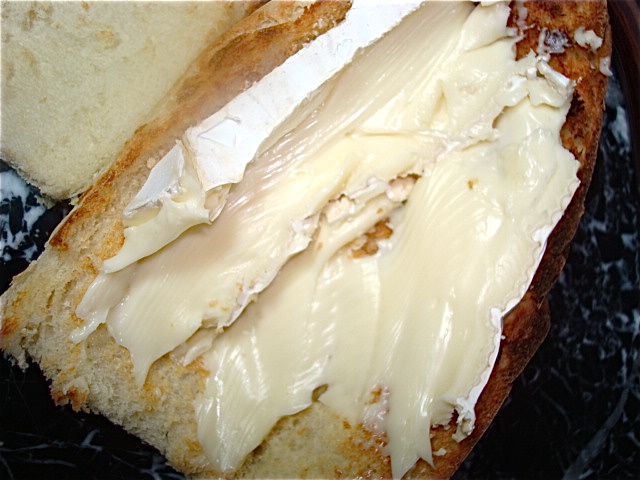 Smear the bread with cheese