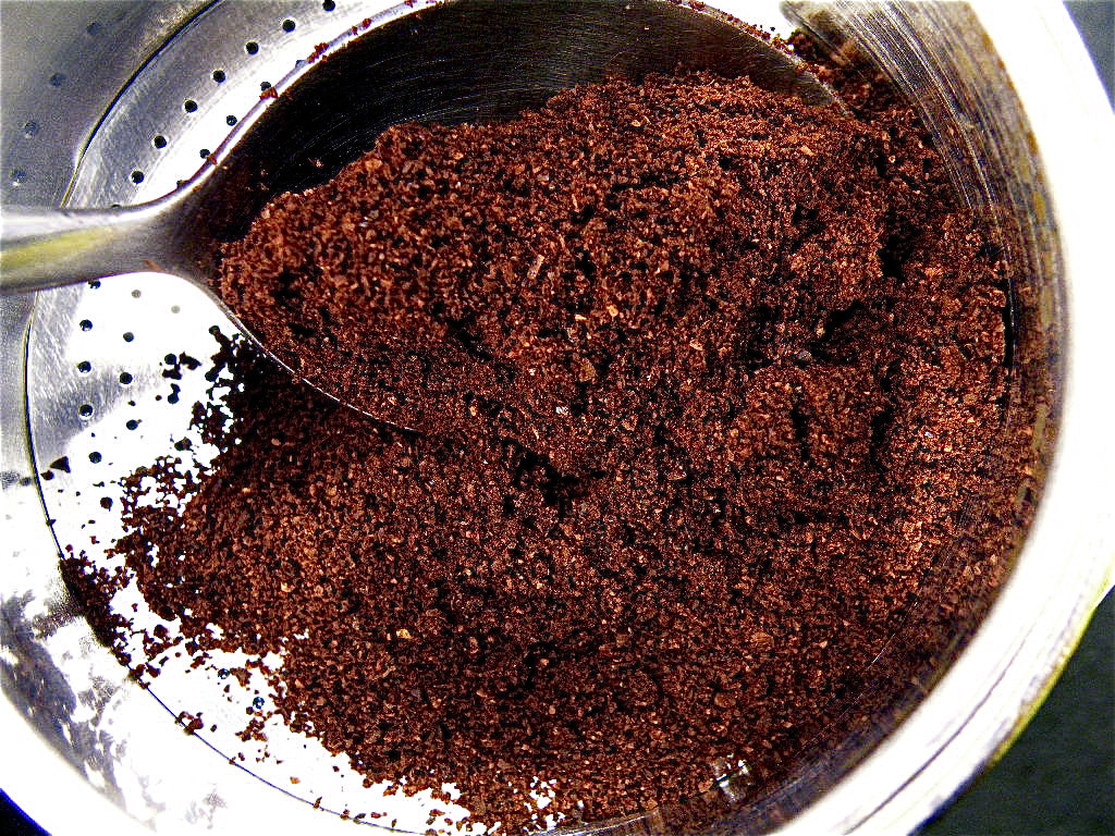 How to make stovetop espresso: Fill the filter