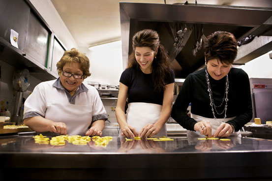 marissa-tomei-making-pasta